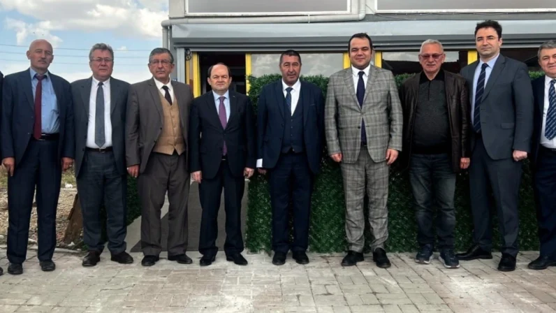 MHP’nin Afyonkarahisar Belediye Başkan adayı olan Gazeteciler Cemiyeti Başkanı Sezer Küçükkurt görevinden ayrıldı