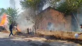 Afyon Sandıklı’da Metruk Binanın Bahçesinde Yangın Çıktı