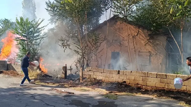 Afyon Sandıklı’da Metruk Binanın Bahçesinde Yangın Çıktı